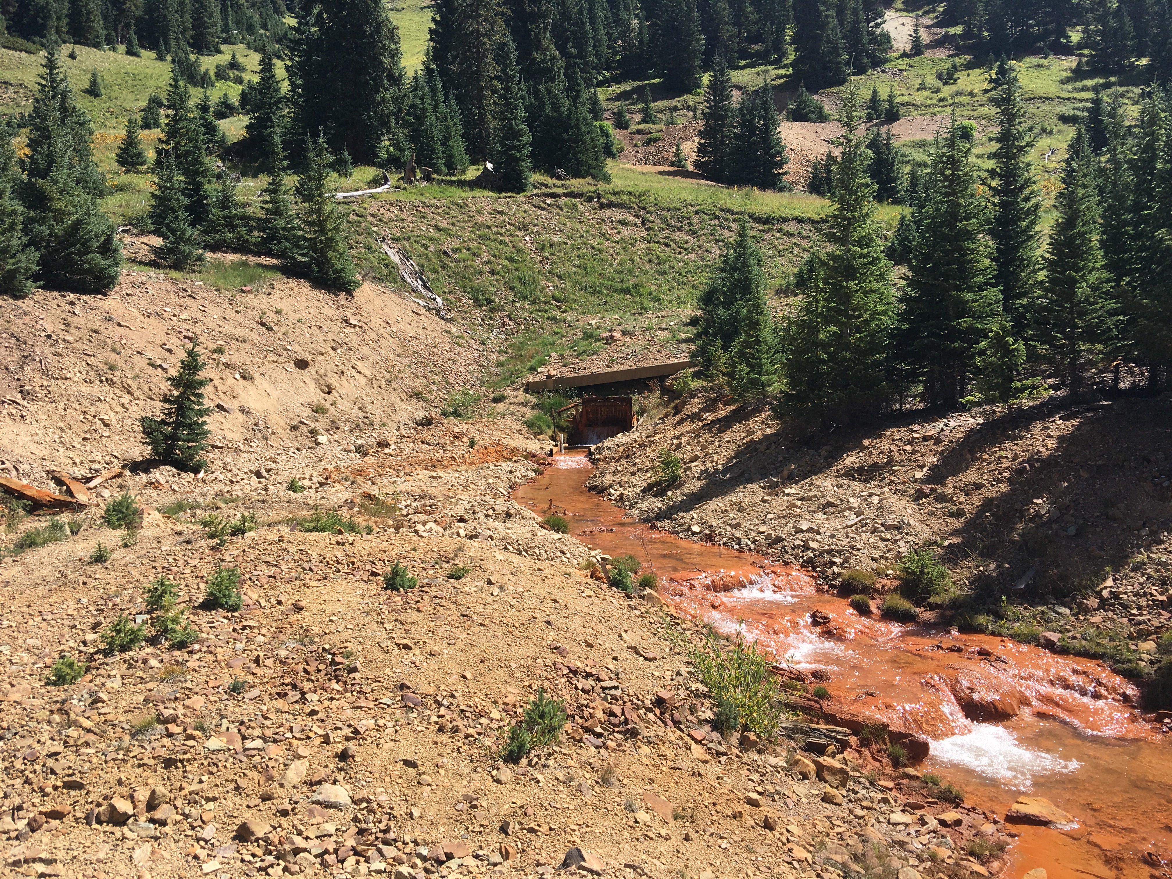 Drenaje de la mina saliendo de la entrada de la mina Natalie-Occidental. 