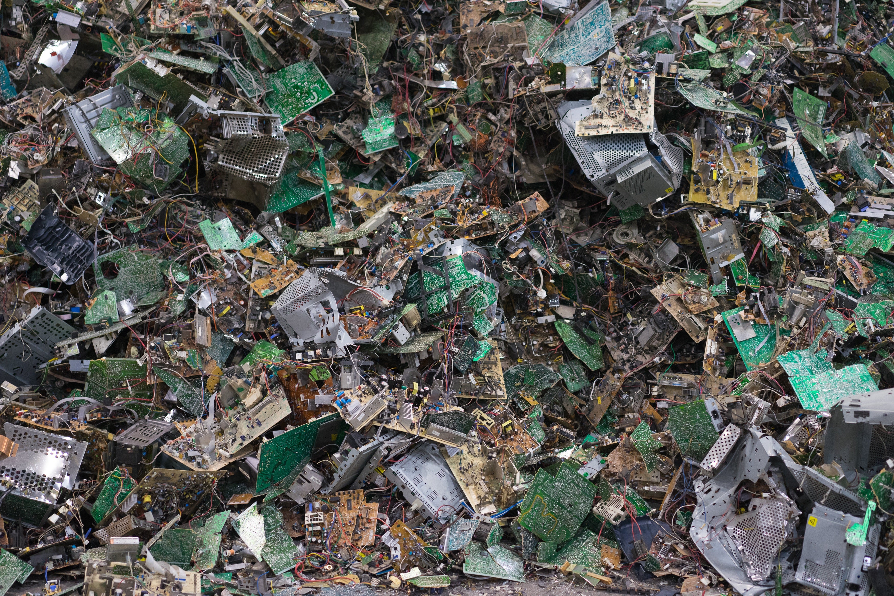 Placas de ordenador a la espera de ser desmanteladas como residuos reciclables.