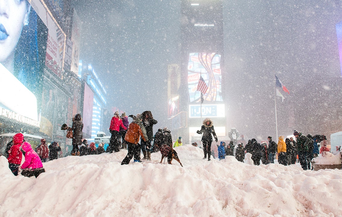 La gente camina en Times Square durante una tormenta de nieve.