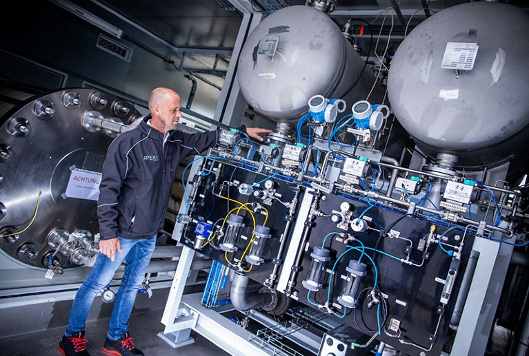 El gerente de planta de Apex Energy, Guido Knig, prueba la planta de electrólisis en su planta de energía de hidrógeno.